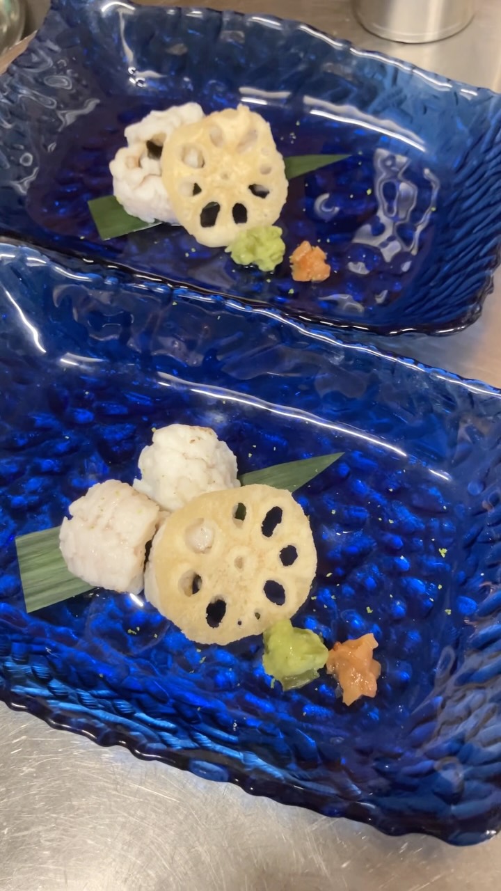 【おはしどころ菜でしこ】

〜鱧の炙り刺し〜

氷水には落とさず、
ほんのり温かいままで。

口に入れると、
ふわっとやわらかくほどけて、
あとから柚子の香りがほんのり️

まずは自家製の刺身醤油で。
次は、たたき梅でさっぱりと。

同じ鱧でも、
合わせる味でまた違った余韻に。

夏の鱧をお楽しみください。

────────────

本庄駅南口 徒歩30秒
🥢本格和食を気軽に
お一人様・アラカルトもお気軽に
コース料理も承ります