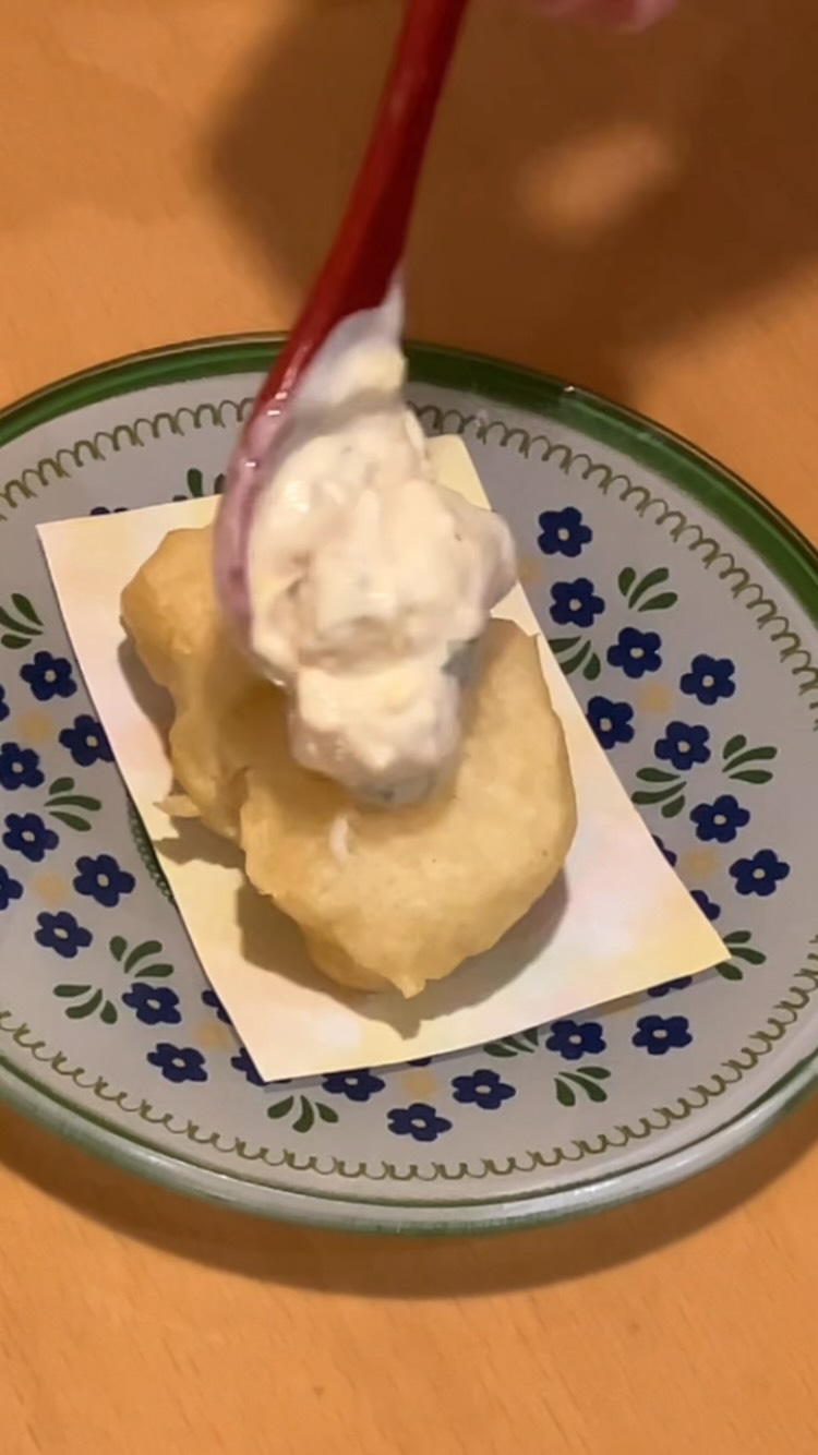 【おはしどころ菜でしこ】
〜カロリーも意外と低いんです️〜
⁡
梅タルタルのささみ天。
⁡
⁡
梅の酸味と大葉の香り、
マヨネーズと同量のヨーグルトを
使ってるので
たっぷり付けても
意外と重たくありません。
⁡
⁡
少しずつ付けるより、
思い切ってたっぷりと。
⁡
⁡
━━━━━━━━━━━━━━
⁡
名物 梅タルタルのささみ天
🍽遊び心ある料理と演出
本庄駅南口 徒歩30秒
🥢一品料理は590円〜990円中心
InstagramのDMからご予約OK
⁡