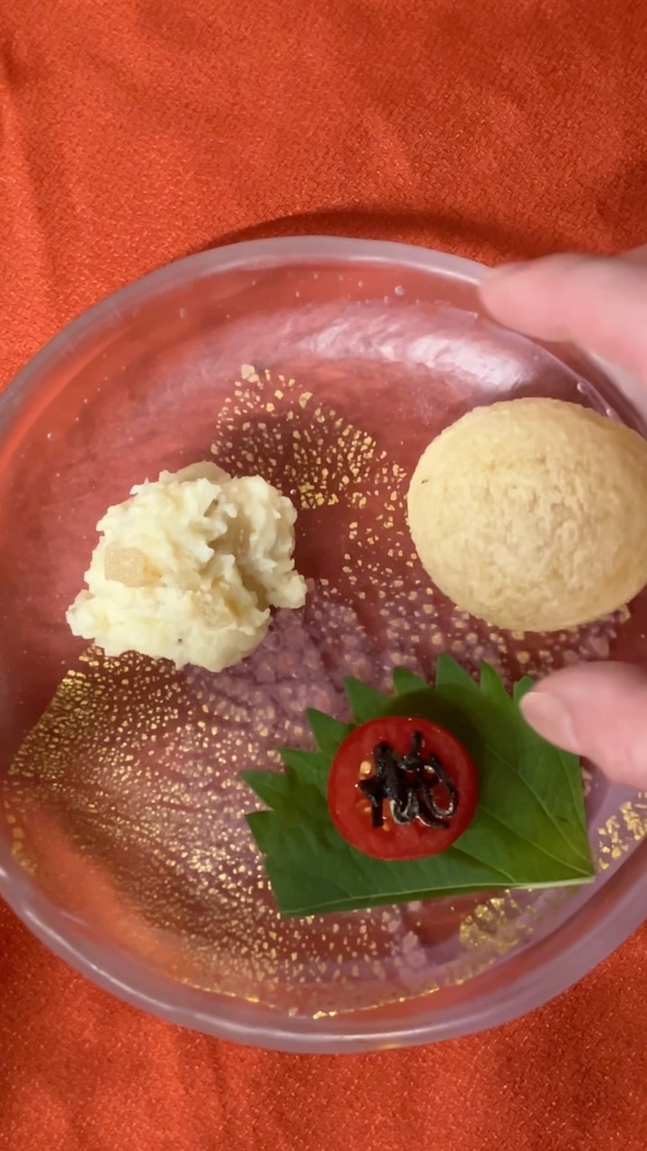 【おはしどころ菜でしこ】
〜奈良漬けポテサラの和風パニプリ〜
⁡
⁡
インド生まれの、まん丸揚げせんべい
「パニプリ」を和風に仕立てました。
⁡
⁡
親指で穴を開けたら、
奈良漬け入りのポテトサラダと
塩昆布トマト、大葉を中に詰めて。
⁡
⁡
少し大きめですが、
思い切って一口でお召し上がりください
⁡
⁡
⁡
━━━━━━━━━━━━━━
⁡
梅タルタルのささみ天が名物
遊び心ある料理と演出
本庄駅徒歩30秒
インスタDM予約OK
🥢コース料理も承っています
⁡