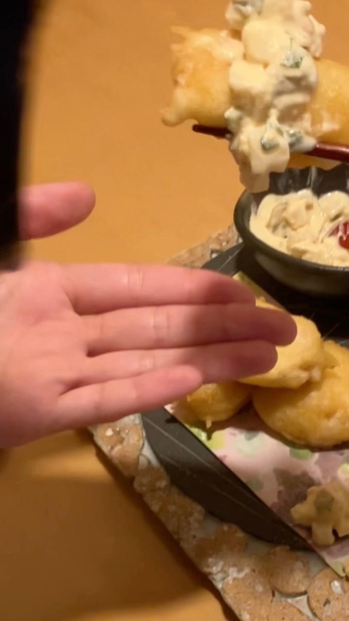 【おはしどころ菜でしこ】
〜たっぷり梅タルタルで️〜
梅タルタルを、
ささみ天にたっぷり。
ふわっとやわらかいささみに、
まろやかなコクと梅の酸味。
見た目はしっかりタルタルですが、
たっぷり乗せても意外と重たくありません。
ひと口食べて、
そのままもうひと口️
菜でしこの名物、
梅タルタルのささみ天です。
━━━━━━━━━━━━━━
梅タルタルのささみ天が名物
🍽遊び心ある料理と演出
本庄駅南口 徒歩30秒
InstagramのDMからご予約OK
