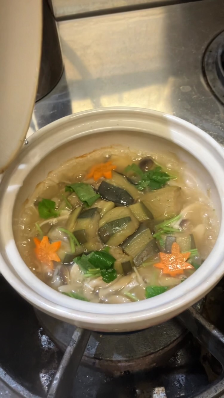 【おはしどころ菜でしこ】
〜秋茄子ときのこの和風あんかけ〜
⁡
秋茄子ときのこを、
生姜を少し効かせた和風あんかけに。
⁡
小鍋でぐつぐつ、
熱々でお出しします️
⁡
少し涼しくなってくると、
こういう体に優しい、
ほっこりした料理が食べたくなりますね。
⁡
━━━━━━━━━━━━━━
⁡
本庄駅南口から徒歩30秒
梅タルタルのささみ天が名物
️駐車場2台
インスタDMからご予約OK
17:00〜22:30
⁡