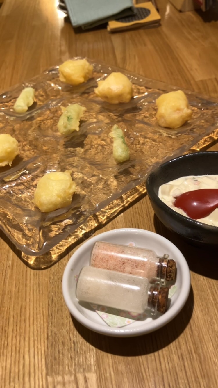 【おはしどころ菜でしこ】
〜コース料理の天ぷら〜

今日はコース料理で、天ぷらを️

ささみ、いんげん、チーズ。

梅タルタルか、
白い藻塩、ピンクの岩塩。

お好きなものをつけて
召し上がっていただきます。

僕はやっぱり、
ささみには梅タルタルが好きです️

━━━━━━━━━━━━━━
本庄駅南口から徒歩30秒
梅タルタルのささみ天が名物
️駐車場2台
インスタDMからご予約OK
17:00〜22:30