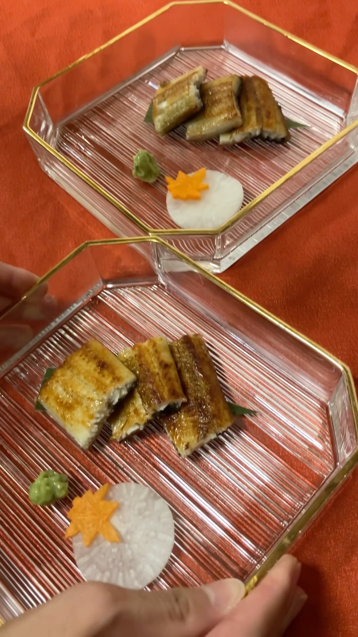 【おはしどころ菜でしこ】
〜うなぎの白焼き〜
うなぎの蒲焼は、ご飯のお供。
でも白焼きは、
お酒のお供ですね
ふっくら焼き上げたうなぎを、
わさび醤油でさっぱりと。
脂の旨みを感じながら、
お酒をひと口。
僕の大好きなおつまみです️
━━━━━━━━━━━━━━
🍽遊び心ある料理と演出
本庄駅南口 徒歩30秒
🥢一品料理は590円〜990円中心
InstagramのDMからご予約OK
