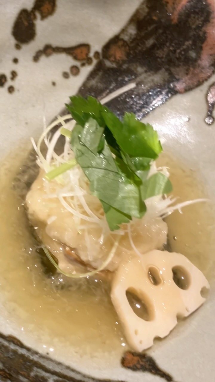 【おはしどころ菜でしこ】
〜桜餅の“あれ”を使っています️〜
真鯛のもち米蒸し。
昆布締めにした真鯛に、
道明寺粉をまとわせて
ふっくら蒸し上げました。
道明寺粉というと
少し聞き慣れないかもしれませんが、
桜餅に使われている、あれです️
もちっとした食感に、
大根おろしを加えた和風あんをとろり。
最後に柚子胡椒を少し添えると、
鯛の旨みのあとに
ふわっと香りが抜けていきます。
やさしい味わいですが、
ちゃんと余韻の残る一皿に仕立てました。
━━━━━━━━━━━━━━
🍽遊び心ある料理と演出
本庄駅南口 徒歩30秒
🥢一品料理は590円〜990円中心
InstagramのDMからご予約OK
