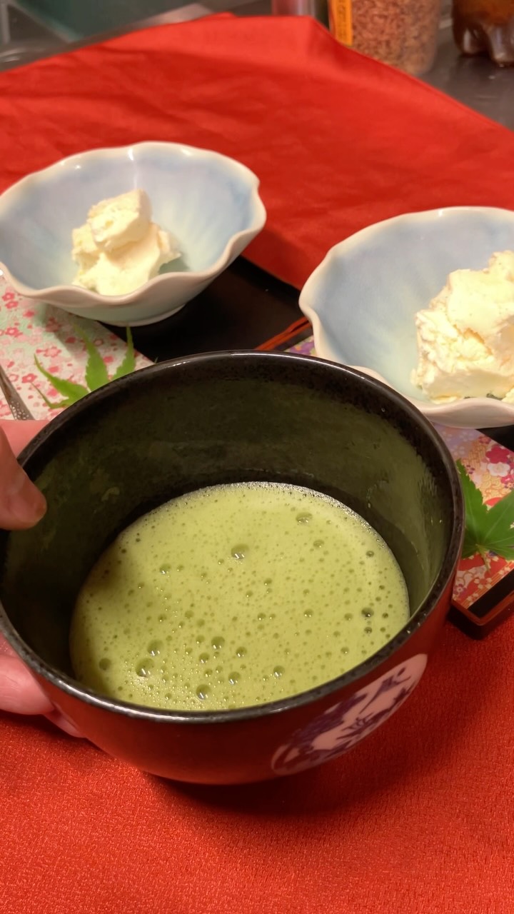 【おはしどころ菜でしこ】
〜和食の締めに、お抹茶を〜
自家製バニラアイスと、お抹茶。
冷たいアイスと温かい抹茶を
交互に召し上がっていただくと、
口の中で抹茶ラテのような感覚に️
抹茶に含まれるテアニンには、
リラックスを助ける働きがあるとされています。
和食を楽しんだあとの締めに、
実はお抹茶って
とてもよくできた飲み物なんです。
7,500円コースのデザートとして
お出ししました。
━━━━━━━━━━━━━━
🍽遊び心ある料理と演出
本庄駅南口 徒歩30秒
🥢一品料理は590円〜990円中心
InstagramのDMからご予約OK