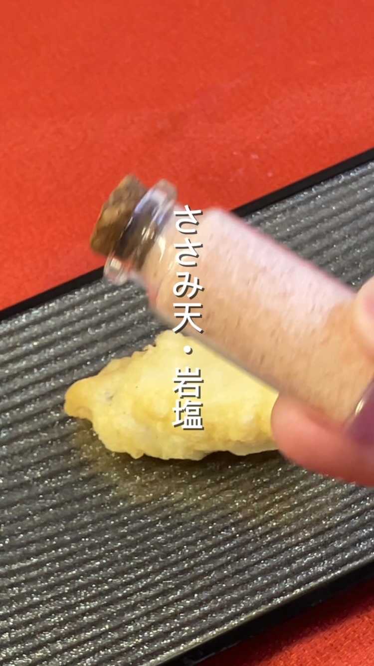 【本庄駅徒歩30秒のカジュアル和食】
〜ささみ天・岩塩〜
ささみは、パサつきを抑え
できる限りしっとりと仕上げるために
秘密の工程を加えています。
(気になる方には、ご来店の際に
こっそり作り方をお教えしますよ️)
一番のおすすめは梅タルタルですが、
ささみそのものの旨味を楽しめる
岩塩で味わうのも悪くないです。
しっとりとしたささみに岩塩を少し。
こちらのおいしさも
ぜひ楽しんでみてくださいね
────────────
本庄駅南口徒歩30秒
17:00〜22:30
ご予約はインスタDMから
🥢コース料理も承っています