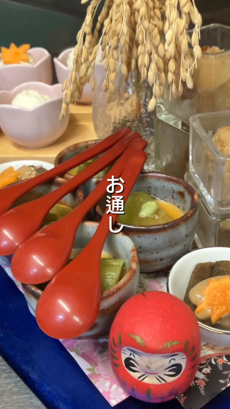 【本庄駅徒歩30秒のカジュアル和食】
〜お通し〜
・里芋のから揚げ
・柿の白和え
・焼きなす豆腐
・ごぼうの胡麻酢和え
里芋は、弱火でじっくり4時間煮付けて
中はとろとろに。
仕上げにから揚げにして
外はサクッと。
熱々でお出ししています️
────────────
本庄駅南口徒歩30秒
17:00〜22:30
ご予約はインスタDMから
🥢コース料理も承っています
